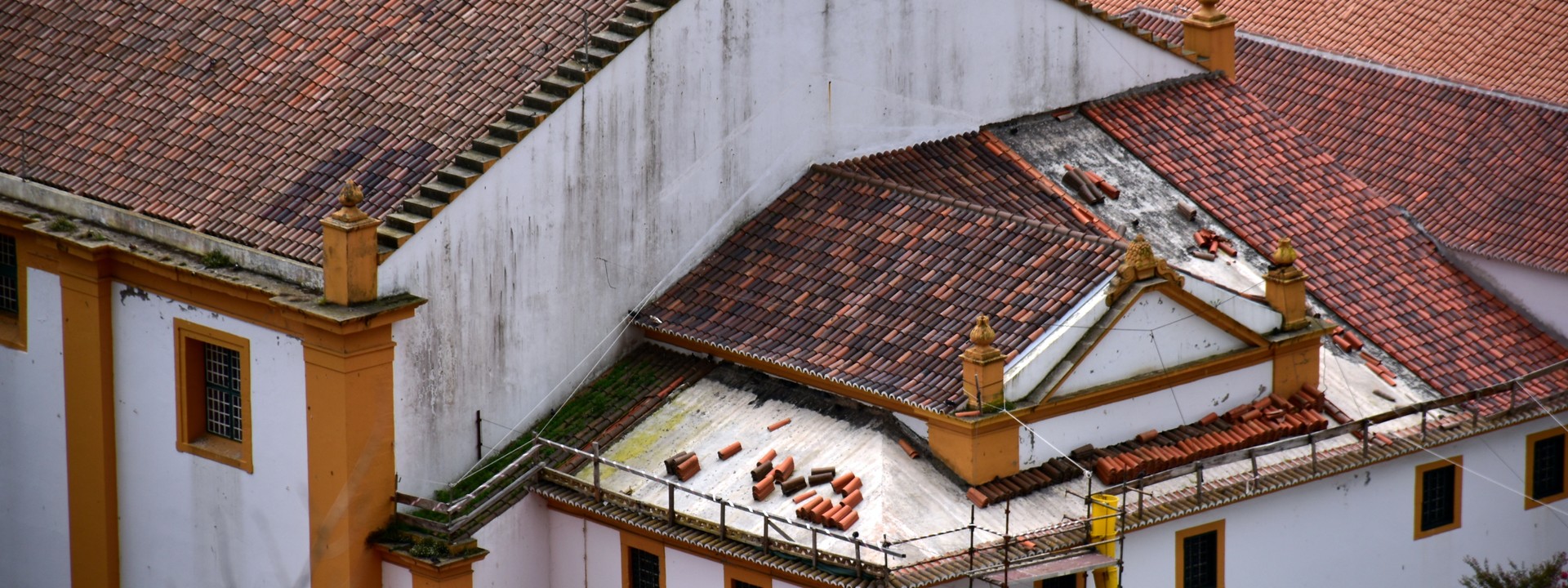 a_view_of_a_building_with_a_lot_of_roof_tiles - ©ries_bosch