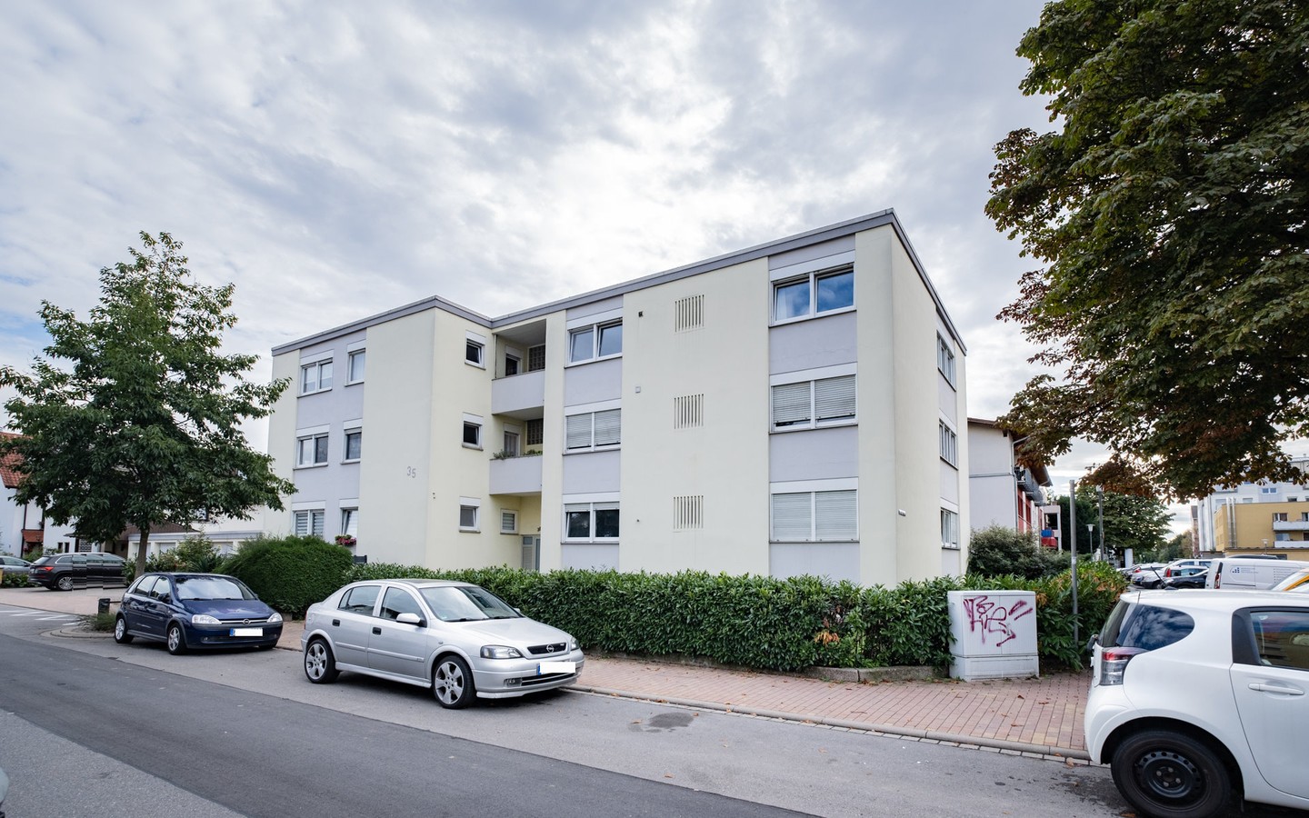 Hausansicht Nodr-Ost - Eppelheim auf günstigem Erbpachtgrundstück: vermietete 2-Zimmer-Wohnung mit Stellplatz