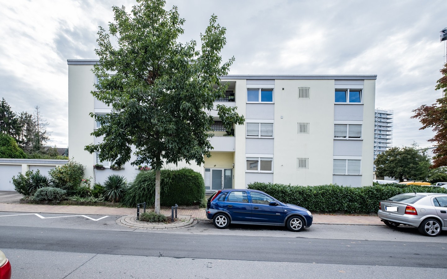 Hausansicht frontal - Eppelheim auf günstigem Erbpachtgrundstück: vermietete 2-Zimmer-Wohnung mit Stellplatz