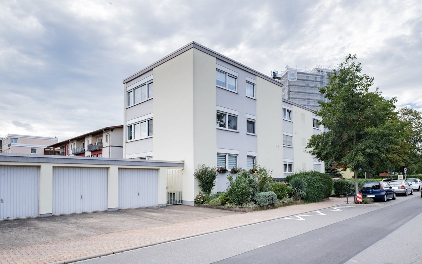 Hausansicht Süd-Ost - Eppelheim auf günstigem Erbpachtgrundstück: vermietete 2-Zimmer-Wohnung mit Stellplatz