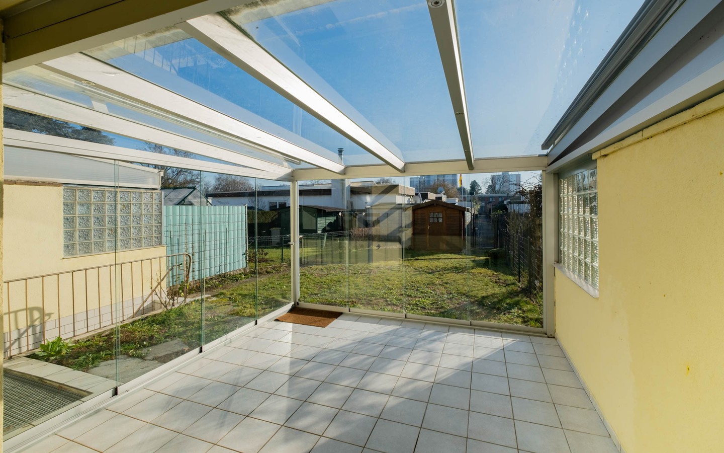 Terrasse - Reihenmittelhaus mit großem Garten, Garage und viel Gestaltungspotenzial