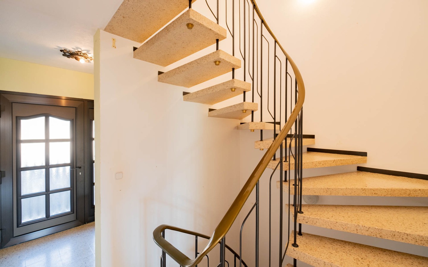 Treppenaufgang EG - Reihenmittelhaus mit großem Garten, Garage und viel Gestaltungspotenzial