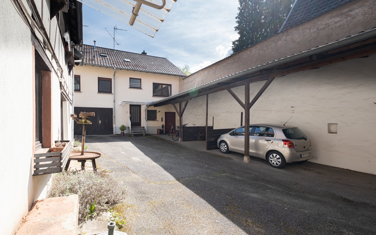 Innenhof - Einzigartiges Anwesen mit 6 Einheiten und herausragendem Entwicklungspotenzial in HD-Handschuhsheim