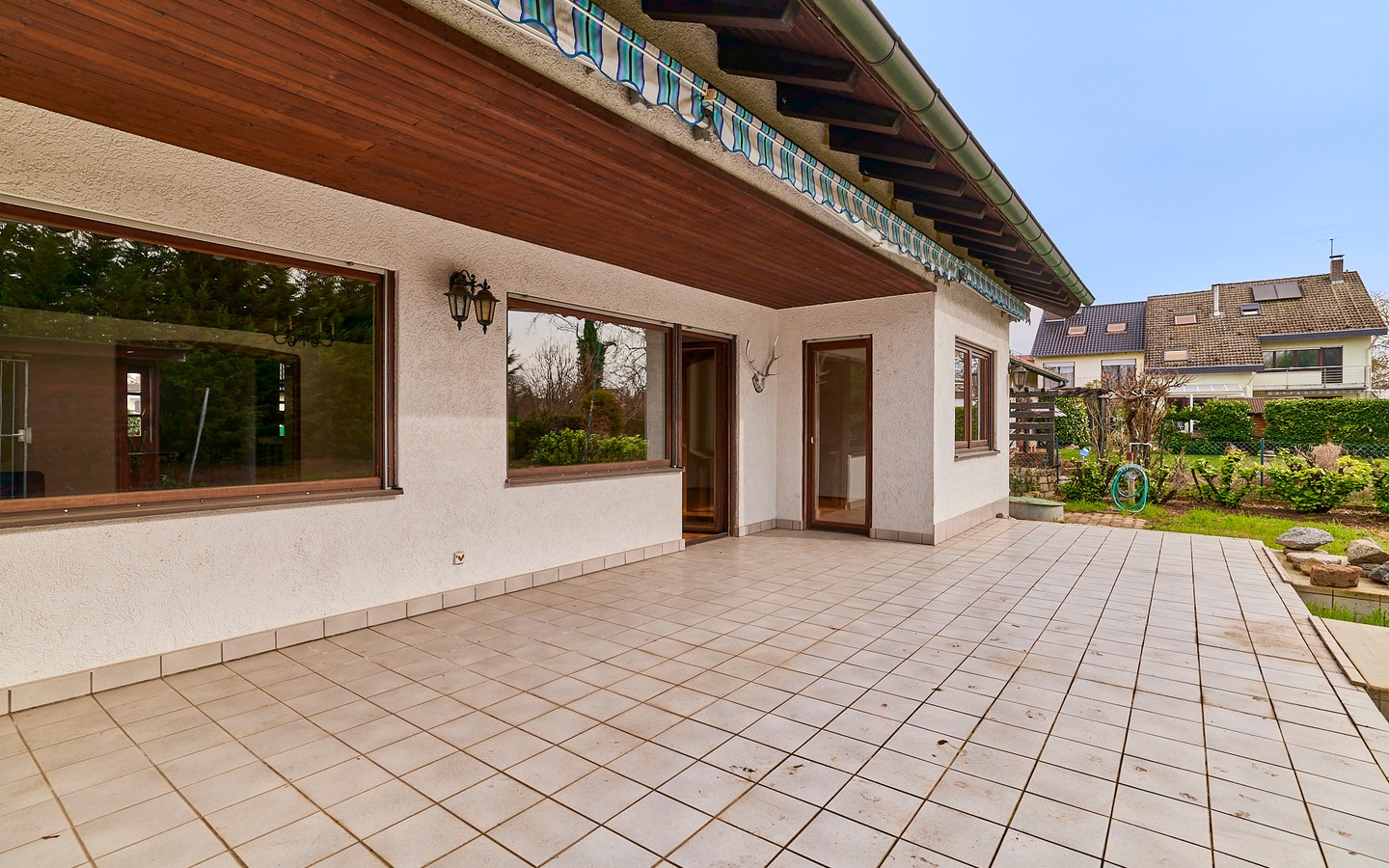 Terrasse - Freistehendes Einfamilienhaus mit Garten und Garage in ruhiger Feldrandlage in Neckarhausen