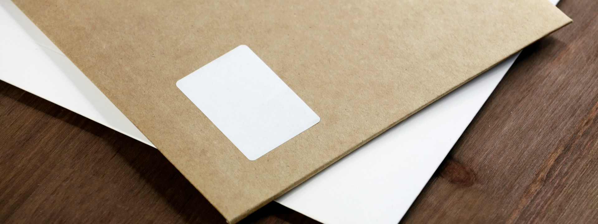white_paper_on_brown_wooden_table - ©mediamodifier