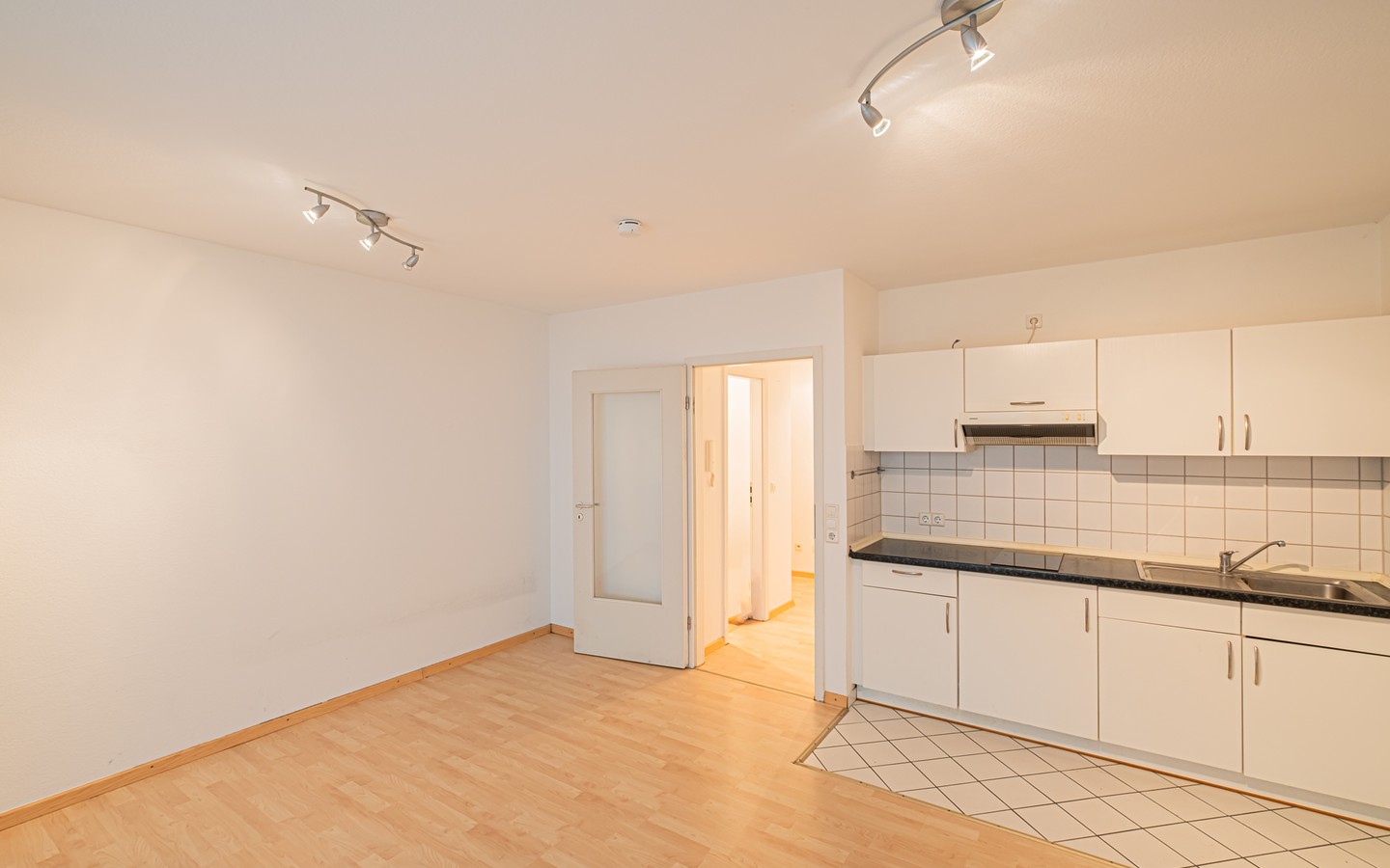 Küche/ Wohnbereich - 1-Zimmer-Wohnung in der Heidelberger Altstadt mit Terrasse und Einbauküche
