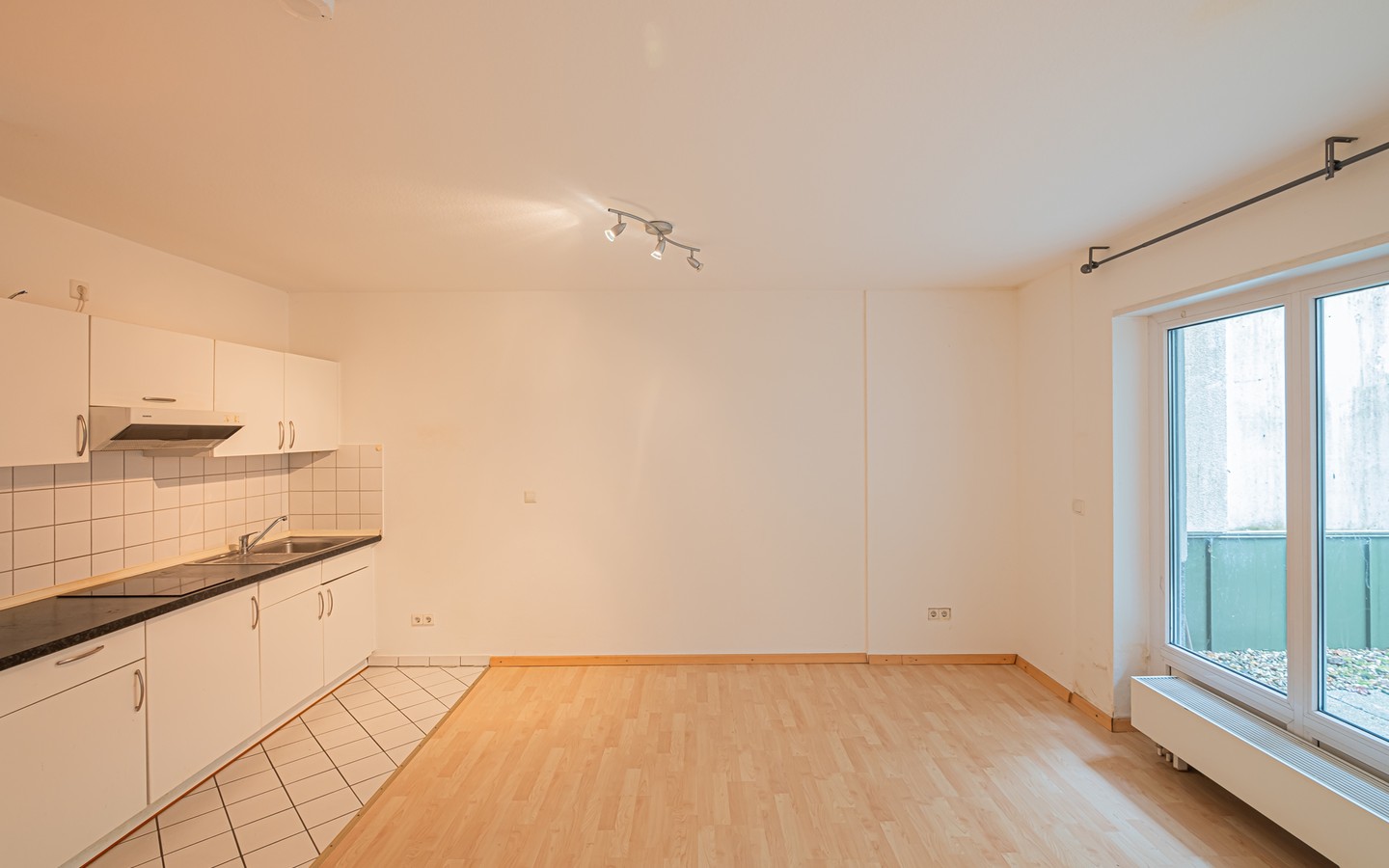 Küche/ Wohnbereich - 1-Zimmer-Wohnung in der Heidelberger Altstadt mit Terrasse und Einbauküche