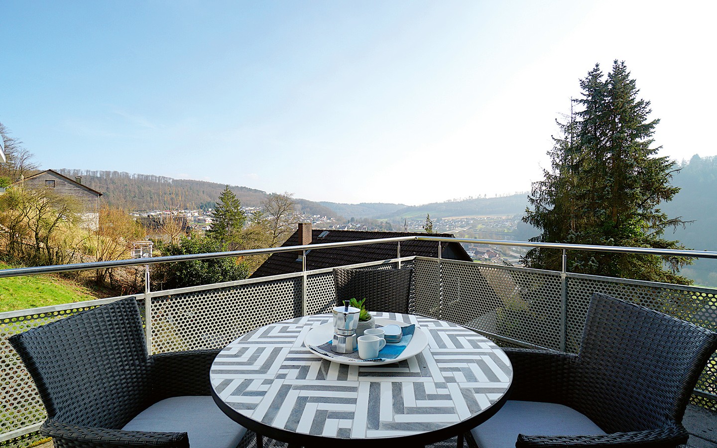 Frühstücken über dem Neckartal - Neckargerach: Einzigartige Villa mit atemberaubendem Neckarblick