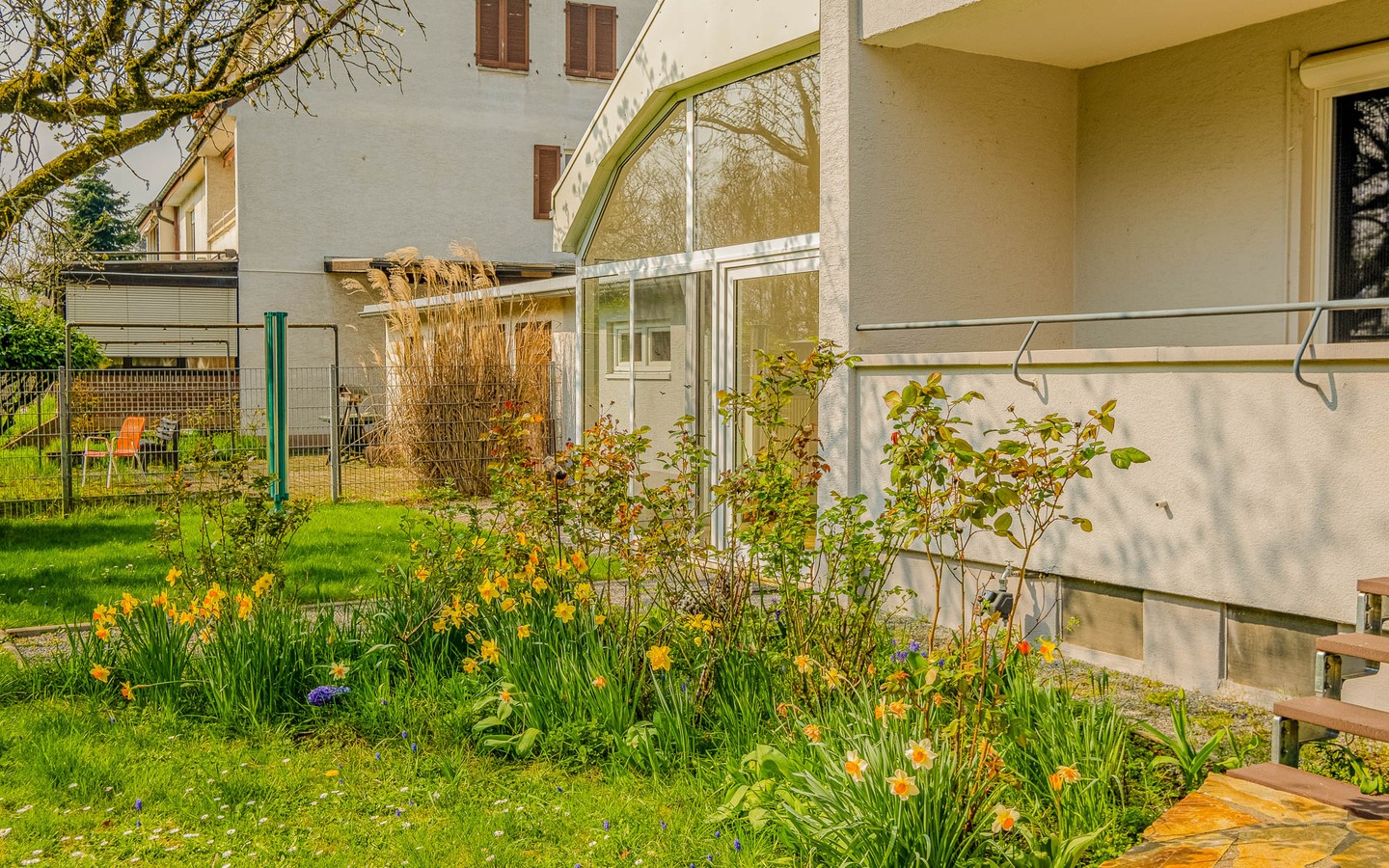 Garten - Auf Erbpachtgrundstück: 3-Parteienhaus mit Garten, Garagen und vielfältigen Nutzungsmöglichkeiten