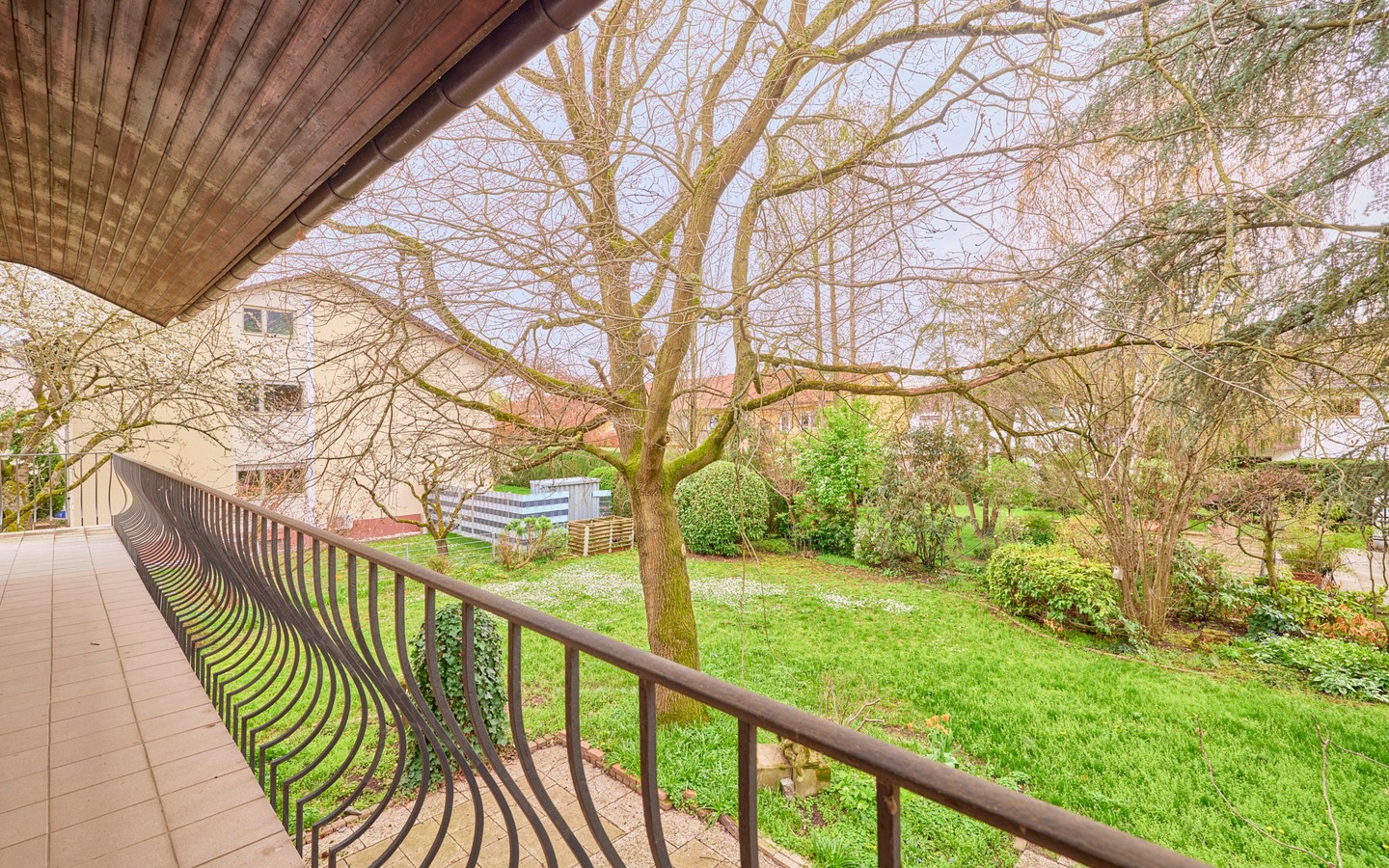 Balkon - Ein Garten mit Park-Ambiente und viel Platz zum Leben: freistehendes Anwesen in Ladenburg