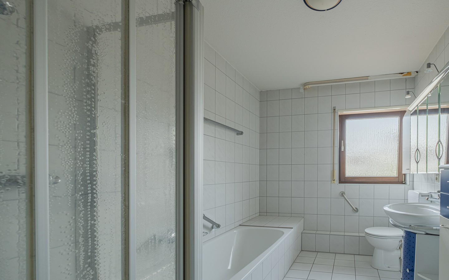 Badezimmer - Provisionsfrei für Käufer: Charmantes Reihenmittelhaus mit idyllischem Garten