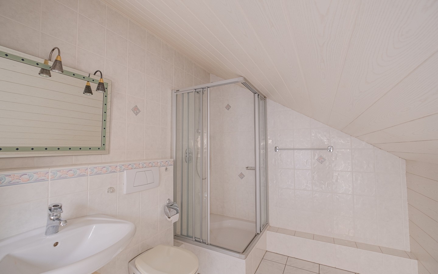 Badezimmer  - Provisionsfrei für Käufer: Charmantes Reihenmittelhaus mit idyllischem Garten